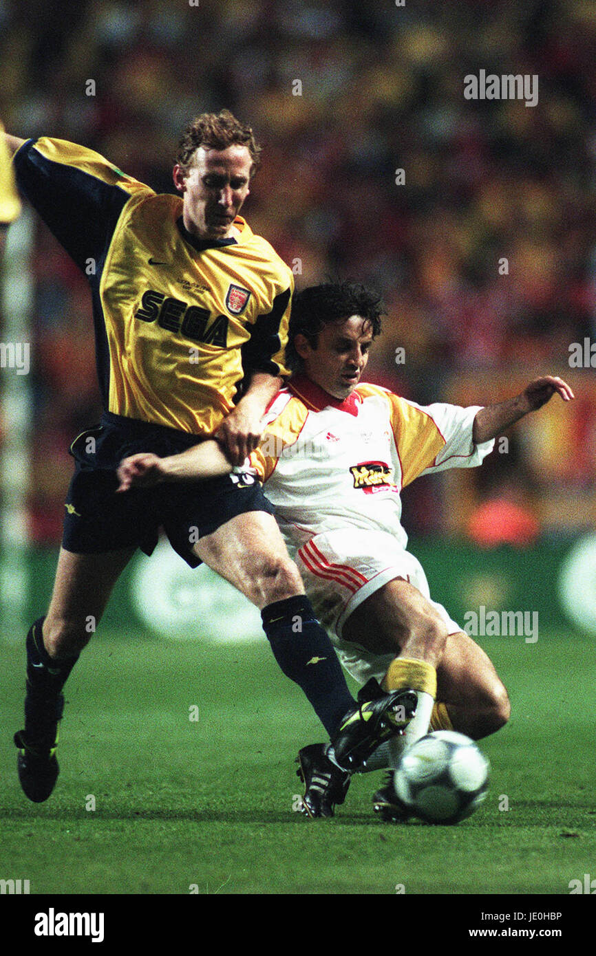RAY PARLOUR ET GALATASARAY UMIT DAVALA ARSENAL V COUPE DE L'UEFA 17 Mai 2000  Photo Stock - Alamy