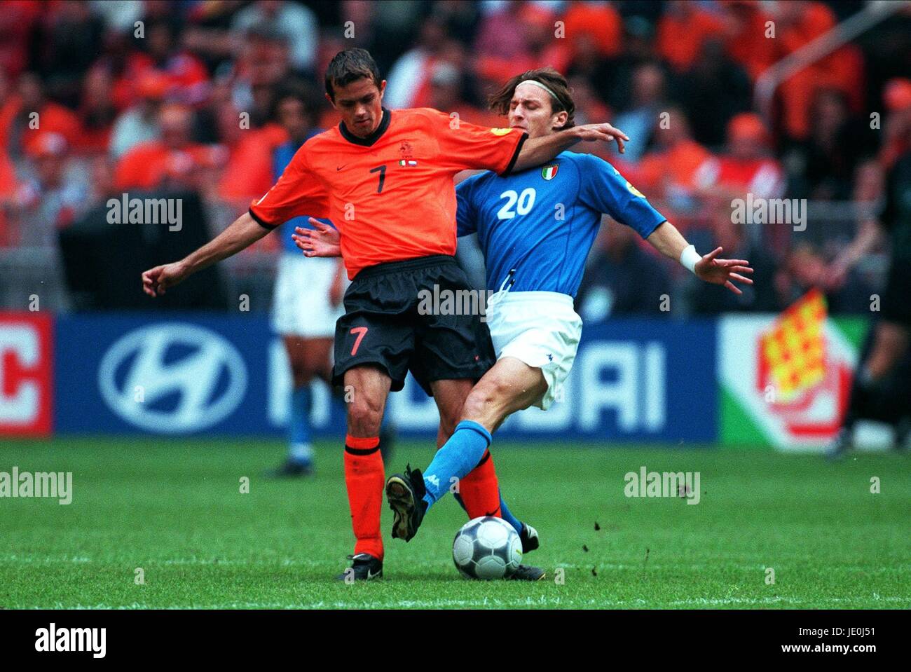 PHILIP COCU et Francesco Totti ITALIE V HOLLANDE 04 Juillet 2000 Banque D'Images