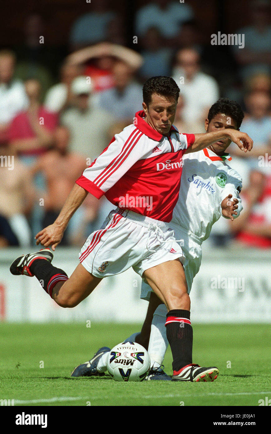 JOHN COLLINS & JULES ALBERTO FULHAM V INDE Londres Angleterre 22 Juillet 2000 Banque D'Images