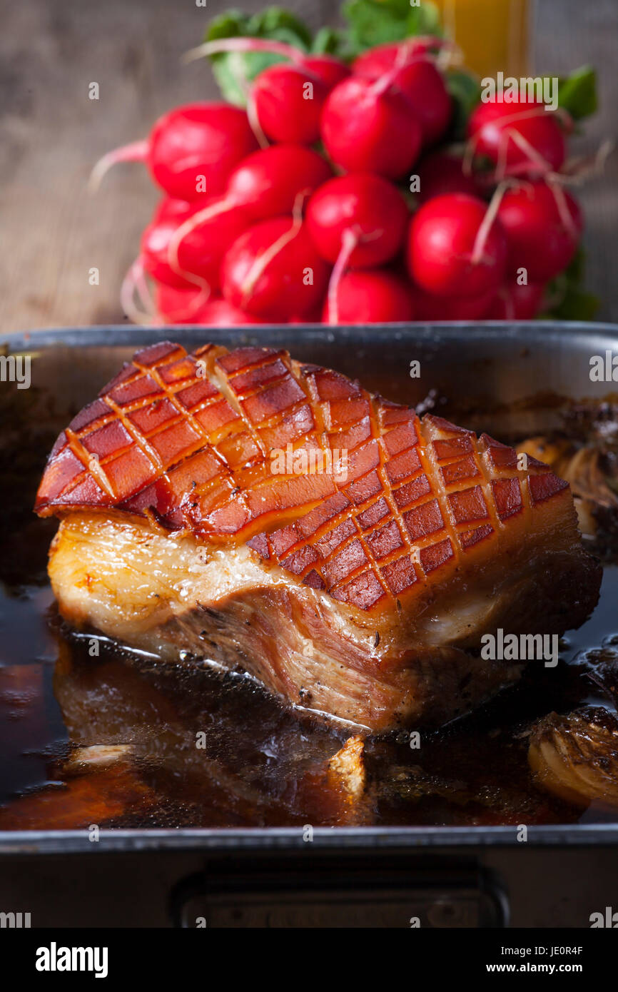 Schweinebraten in einer auflaufform Banque de photographies et d’images ...