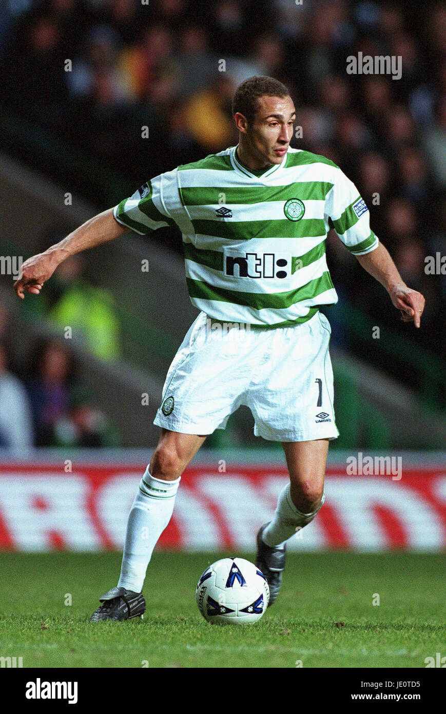 HENRIK LARSSON GLASGOW CELTIC GLASGOW FC STADE CAFÉ - 12 novembre 2000 Banque D'Images