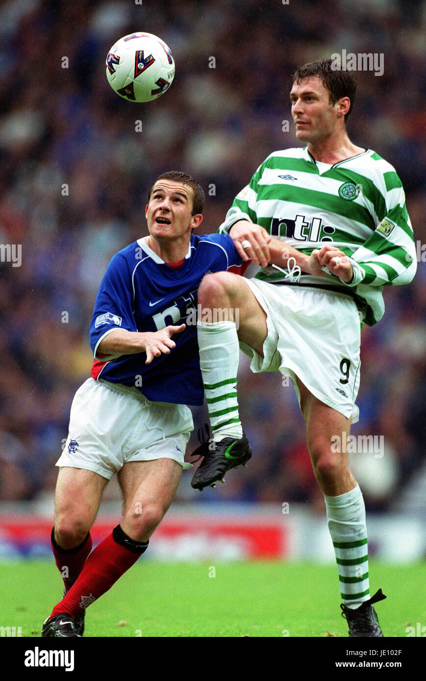 BARRY FERGUSON ET CHRIS SUTTON RANGERS V CELTIC GLASGOW Glasgow IBROX 29 Septembre 2001 Banque D'Images