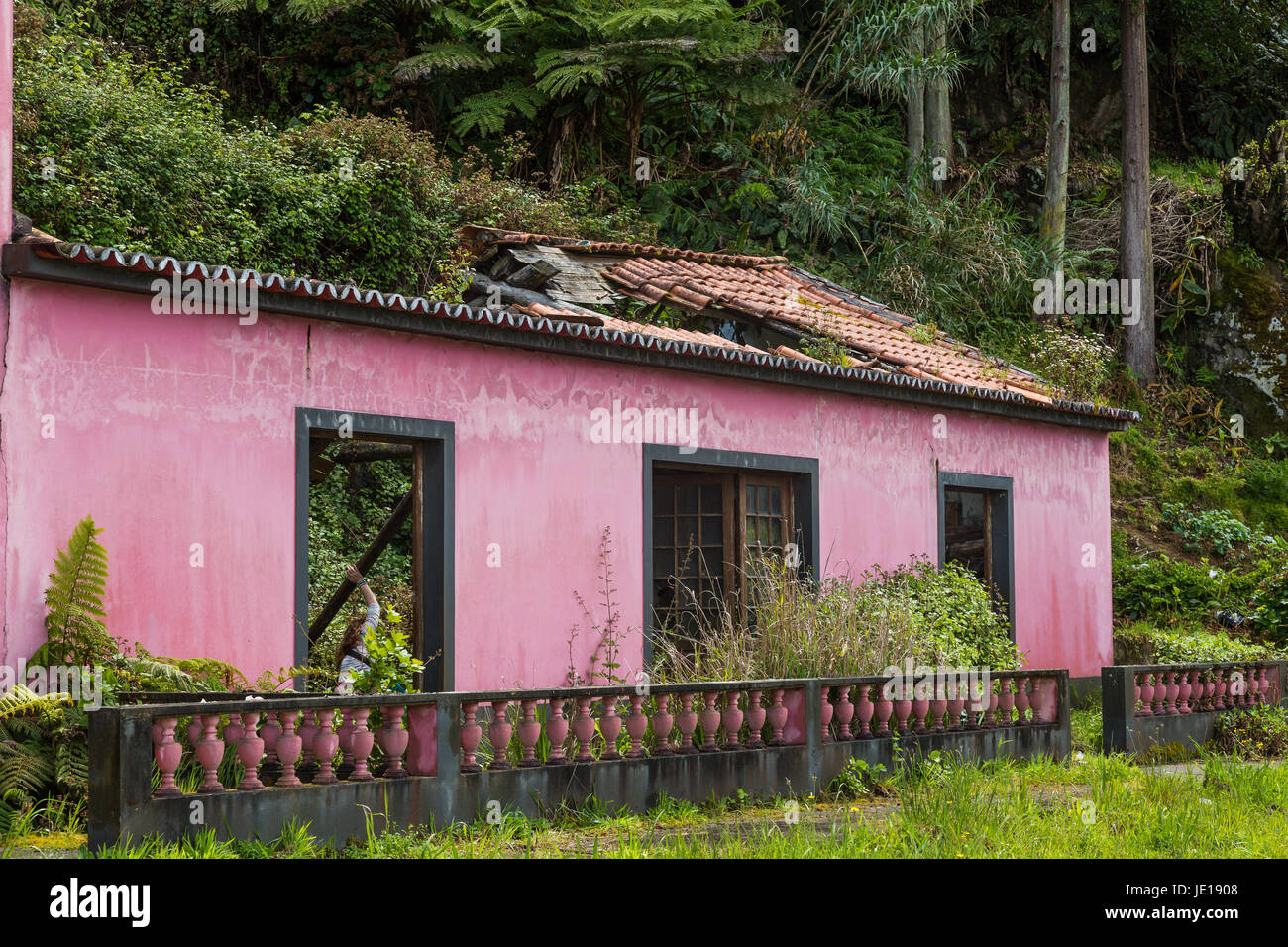Ruine d'une vieille maison à Sao bras sur l'île de São Miguel, l'archipel des Açores dans l'océan atlantique appartenant au portugal Banque D'Images