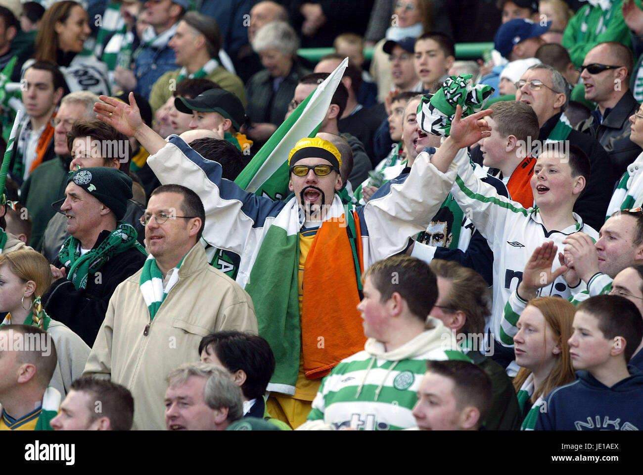 Ventilateur celtique habillé en ALI G SPL CELTIC GLASGOW CELTIC PARK 2001-2002 CHAMPIONS 06 Avril 2002 Banque D'Images