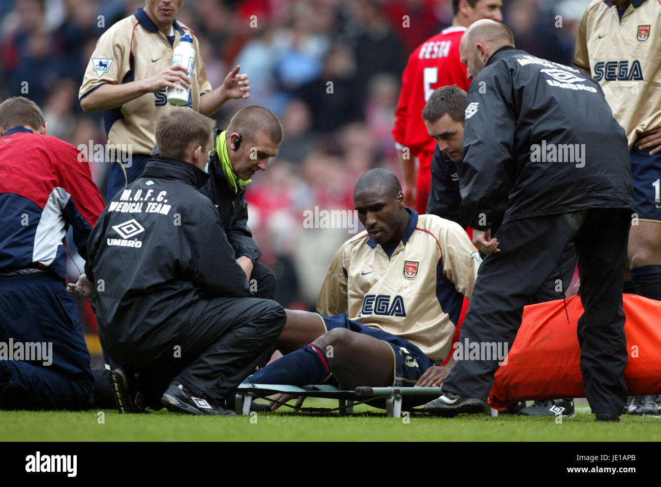 SOL CAMPBELL ARSENAL V MIDDLESBROUGH BLESSURES OLD TRAFFORD MANCHESTER 14 Avril 2002 Banque D'Images