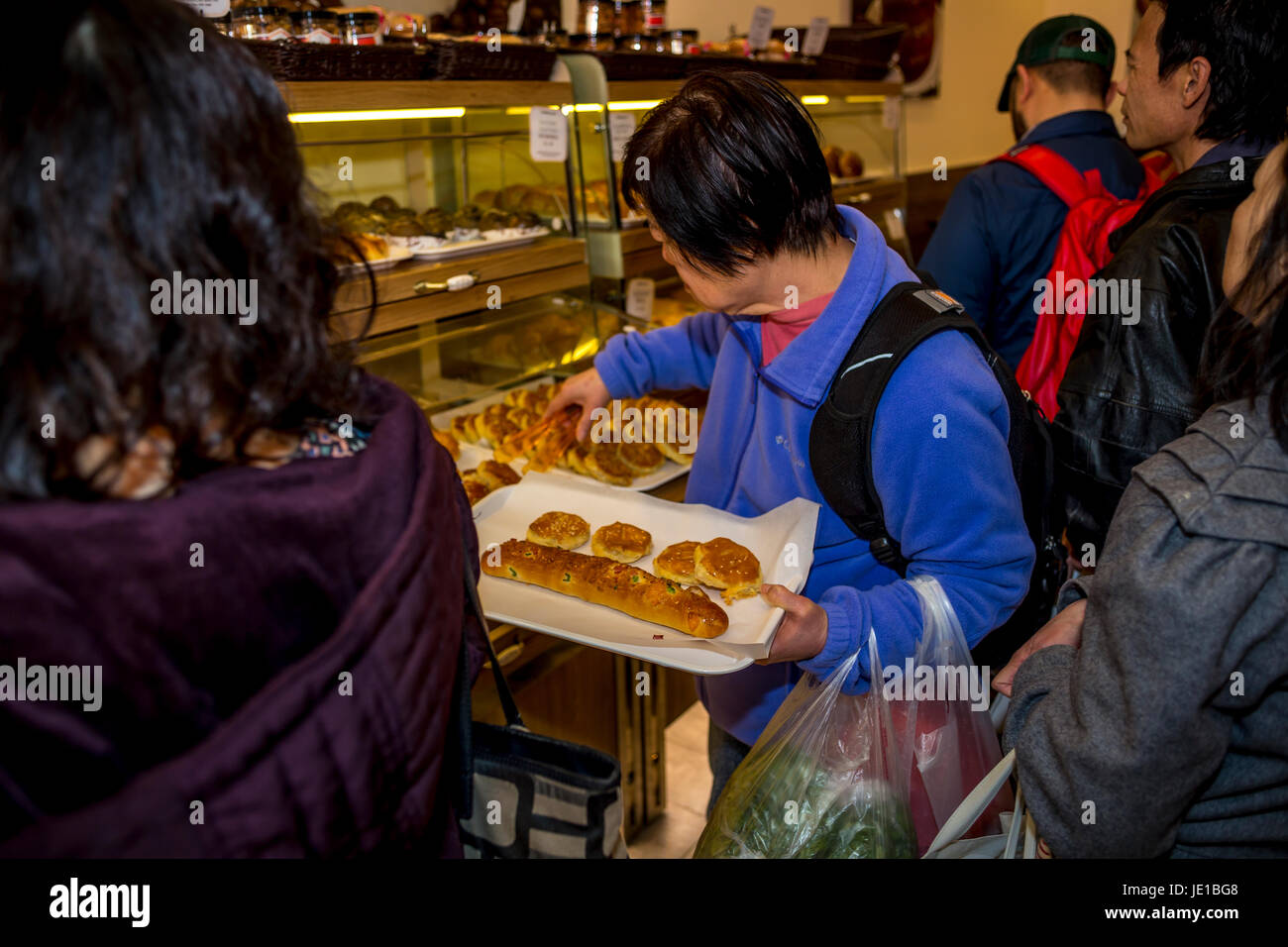 Chinese-américains, chinois, américains, shopping, shopping, shopping, petite boulangerie swan, stockton Street, Chinatown, San Francisco, Californie Banque D'Images