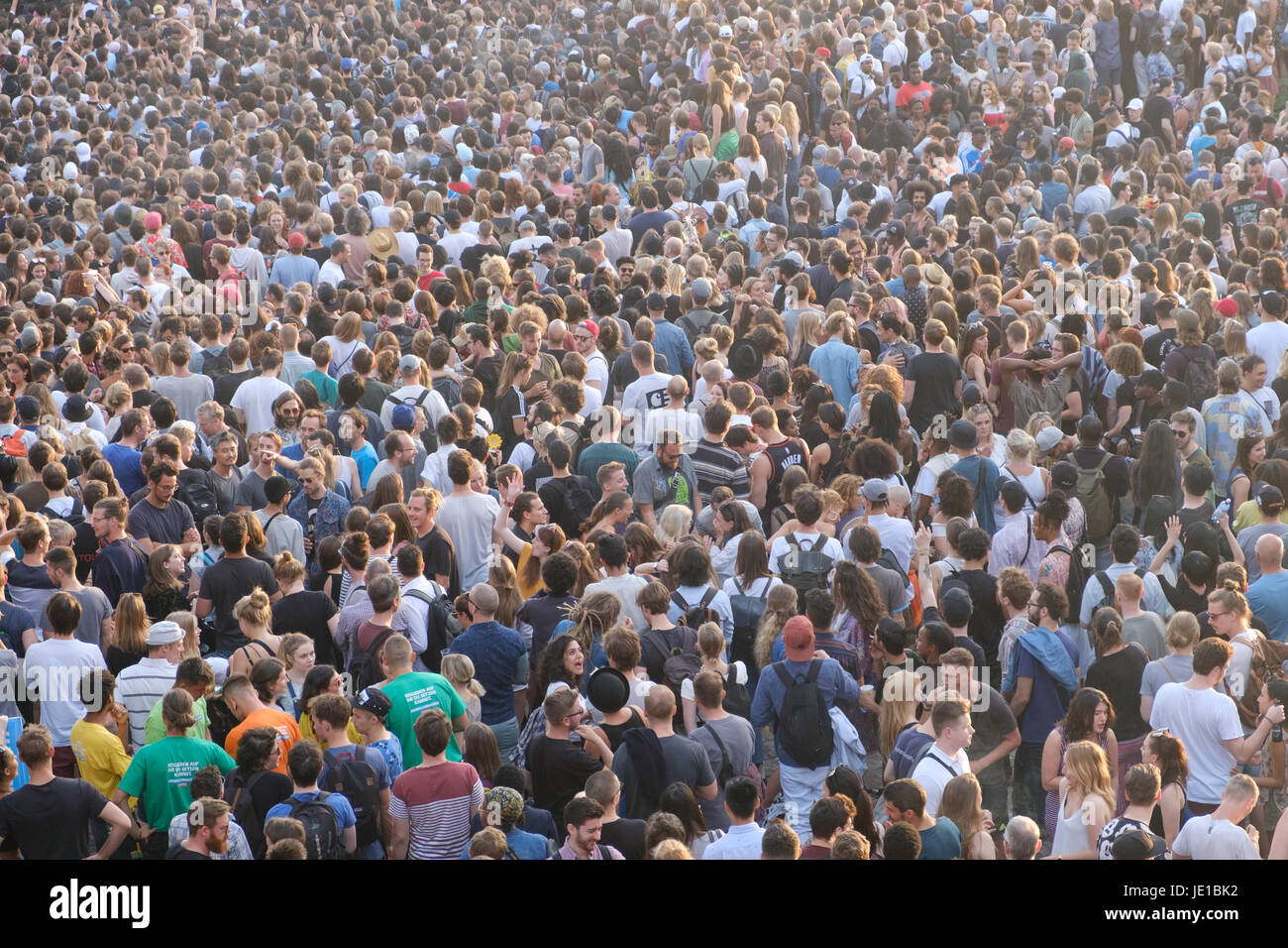 Berlin, Allemagne - 21 juin 2017 : De nombreuses personnes dans la foule (parc Mauerpark) à 'fête de la musique' à Berlin, Allemagne. Banque D'Images