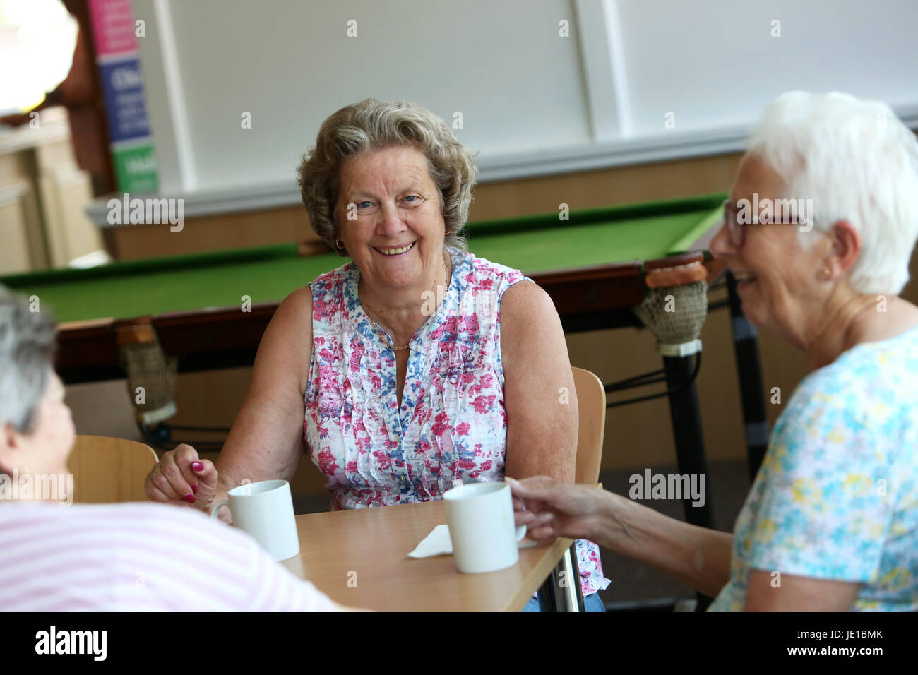 Réunion des femmes plus âgées pour un café et un chat à Littlehampton, Angleterre. Banque D'Images
