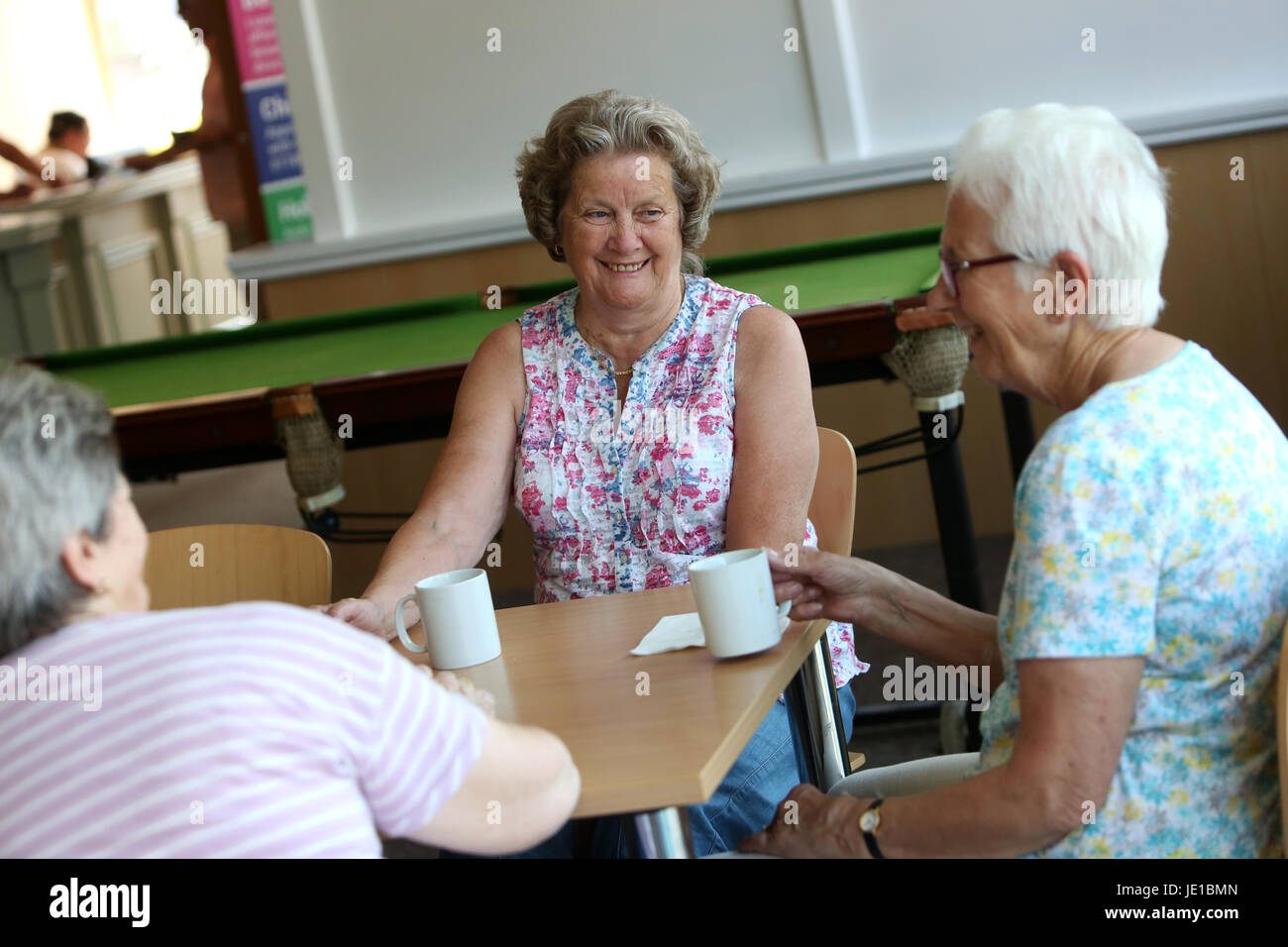 Réunion des femmes plus âgées pour un café et un chat à Littlehampton, Angleterre. Banque D'Images