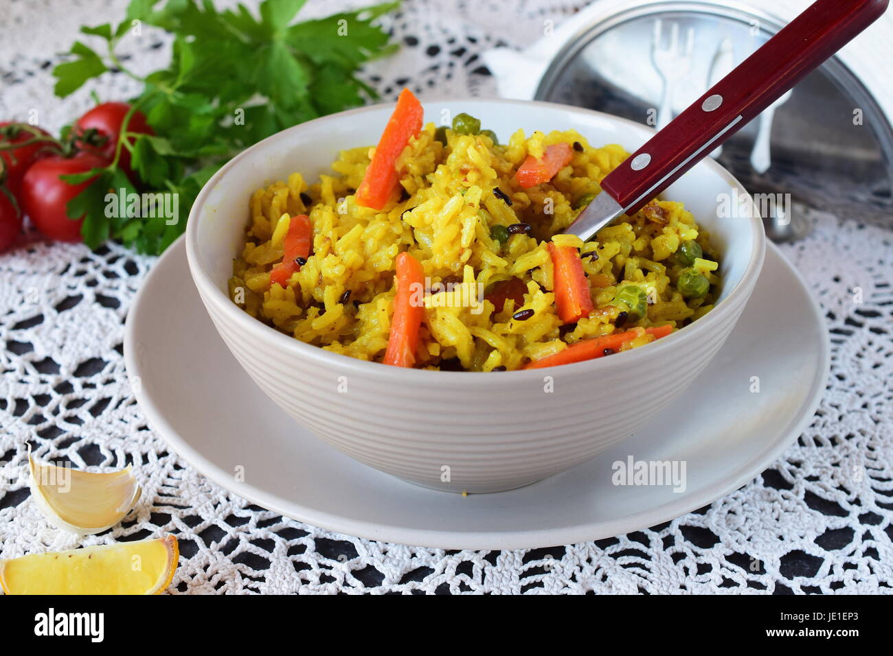 Facile à cuire avec le riz, les carottes, les oignons raisans et l'huile d'olive dans un bol sur un fond blanc. Concept de saine alimentation Banque D'Images