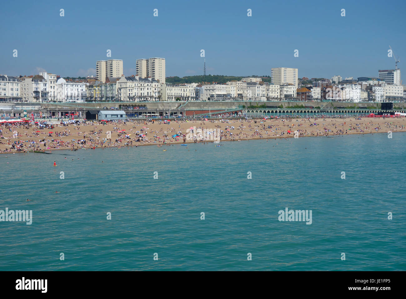 La plage de Brighton avec des gens sur la plage en été récente canicule