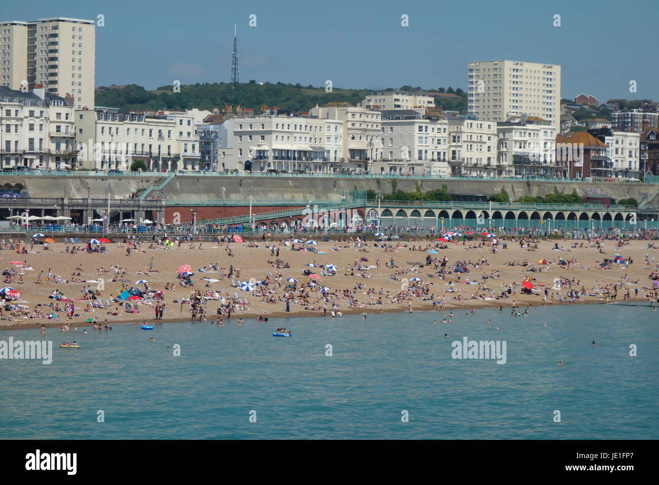 La plage de Brighton avec des gens sur la plage en été récente canicule