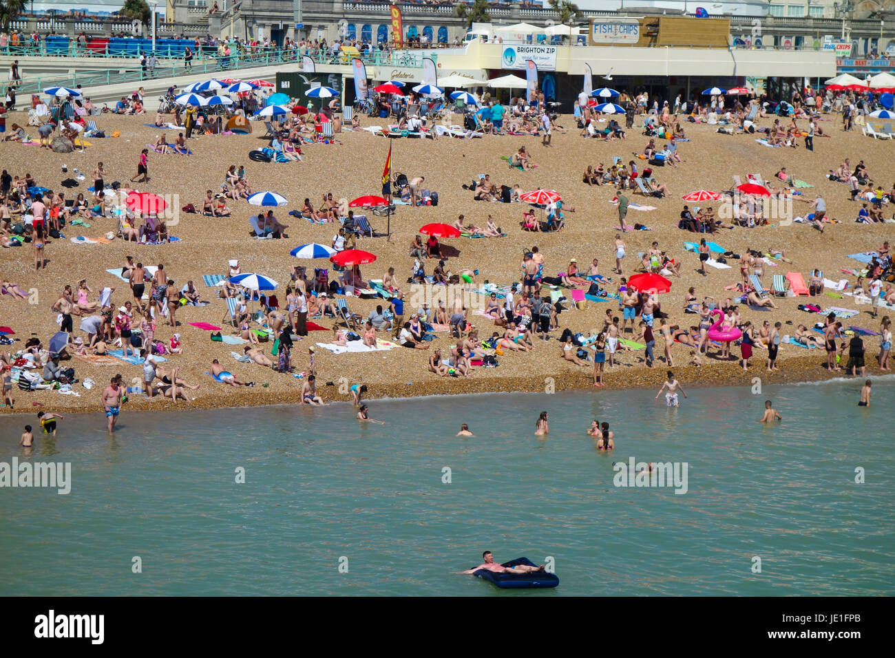Plage De Brighton Bain De Soleil Banque d'image et photos Alamy