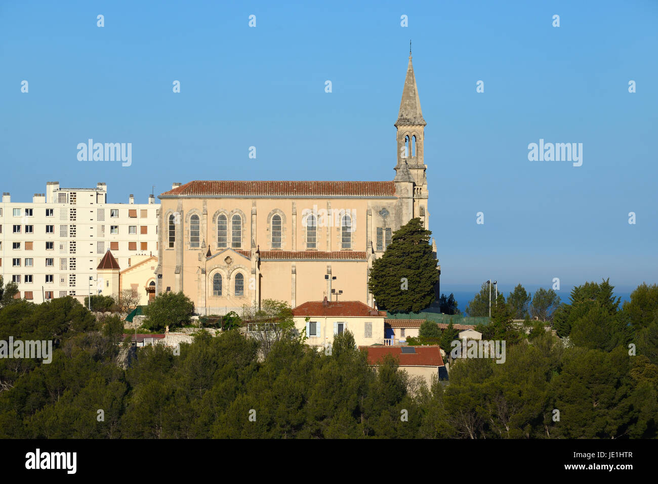 Saint Joseph L'Église ou Chapelle de le Redon, Marseille. Comme l'église principale de Marseille, l'emblématique Notre-Dame-de-la-Garde, c'est perché sur une colline. Banque D'Images Saint Joseph L'Église ou Chapelle de le Redon, Marseille. Comme l'église principale de Marseille, l'emblématique Notre-Dame-de-la-Garde, c'est perché sur une colline. Banque D'Images