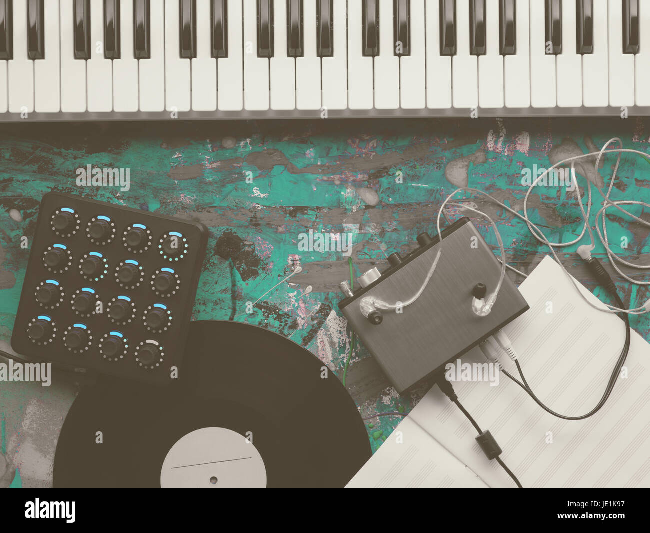 Clavier Midi Dj synthé piano keys avec aucun peuple vue d'en haut. Matériel  de musique numérique et analogique. Sound design moderne. Les voies mixage  et mastering Photo Stock - Alamy