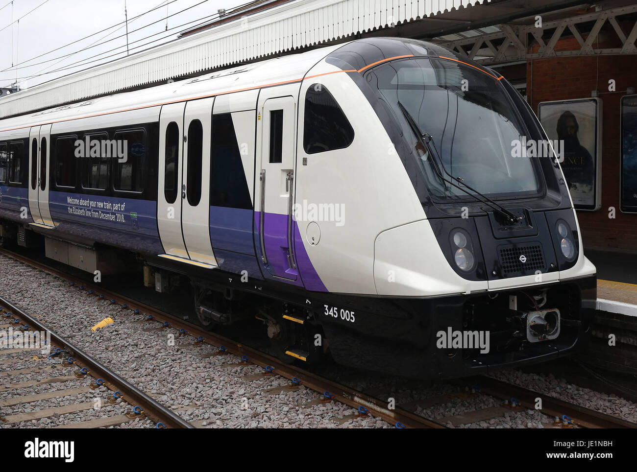 Une vue générale d'un train ligne Elizabeth comme il entre en service en venant de la gare de Liverpool Street à Londres à Shenfield dans l'Essex. Banque D'Images