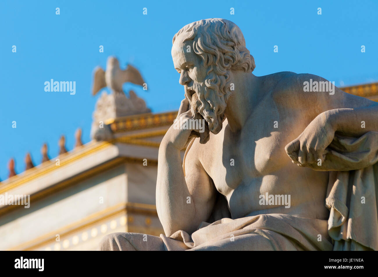 La statue de Socrate d'un côté Banque D'Images