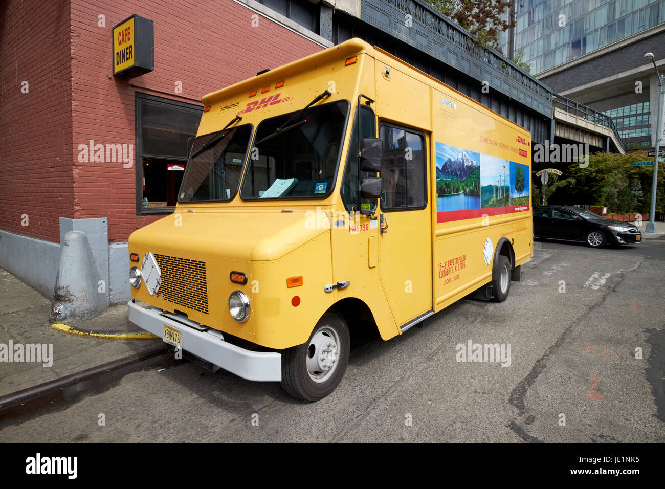 Livraison dhl pain électrique hybride van camion New York USA Banque D'Images
