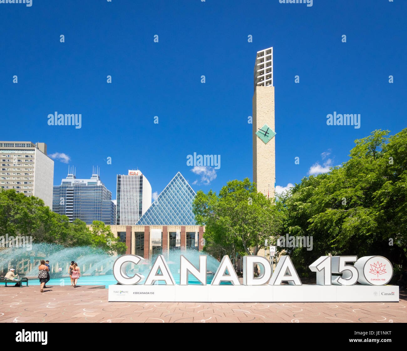 Le Canada 150 3D signe à Sir Winston Churchill Square à Edmonton, Alberta, Canada. L'enseigne célèbre le 150e anniversaire du Canada. Banque D'Images