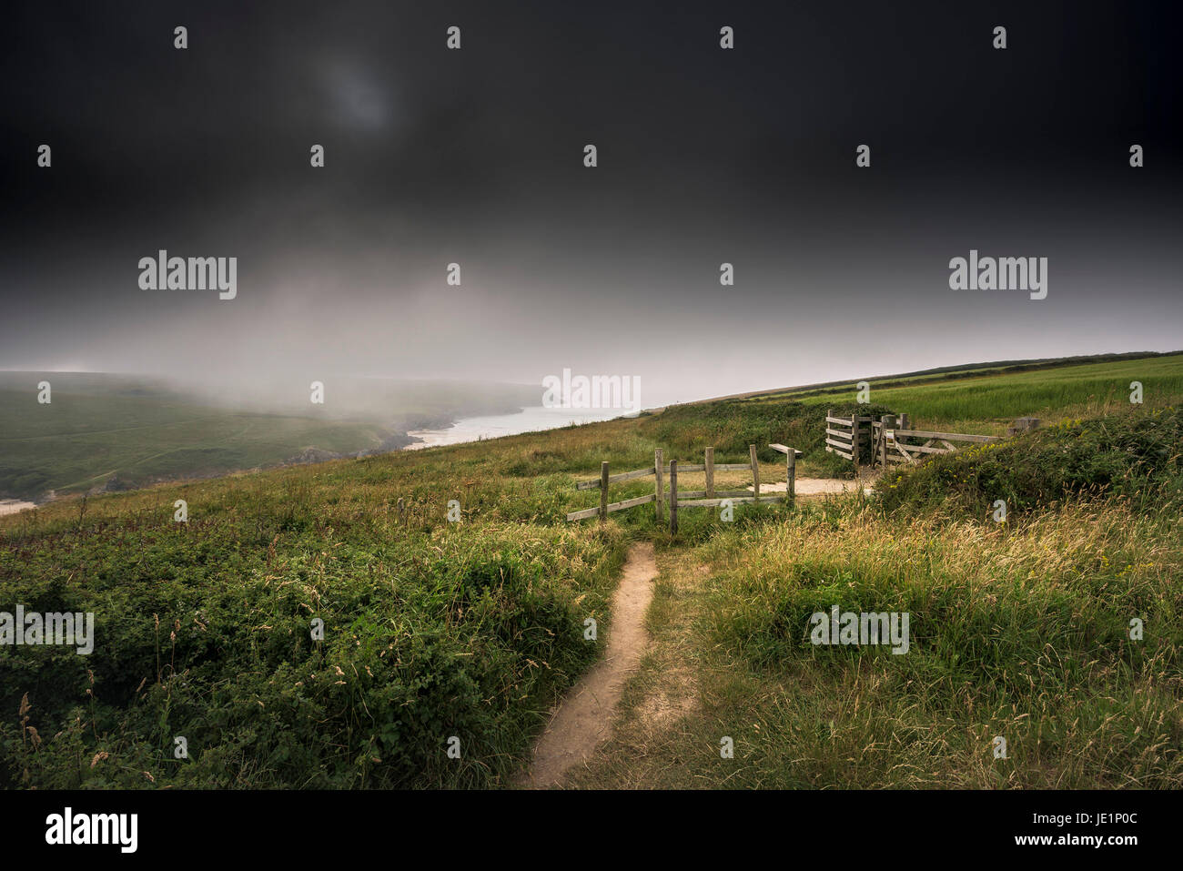 Sea mist et lourd approche rainclouds West Pentire à newquay, Cornwall. Banque D'Images