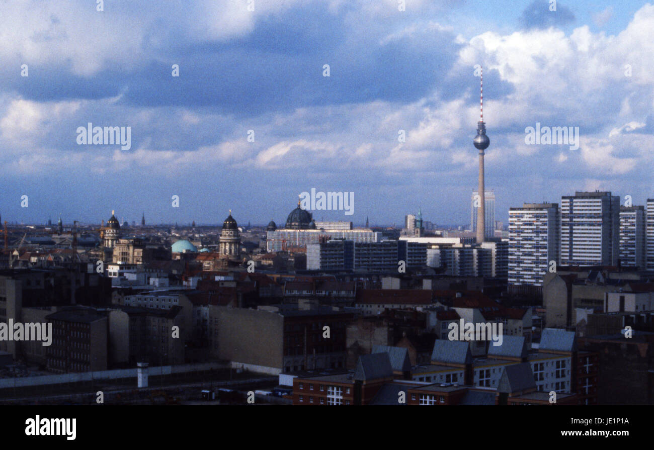 La Berliner Fernsehturm, la tour de télévision ou 'Sputnik sur Terre' avec les toits de Berlin est, à partir de l'ouest de Berlin, Oct 1987 Banque D'Images