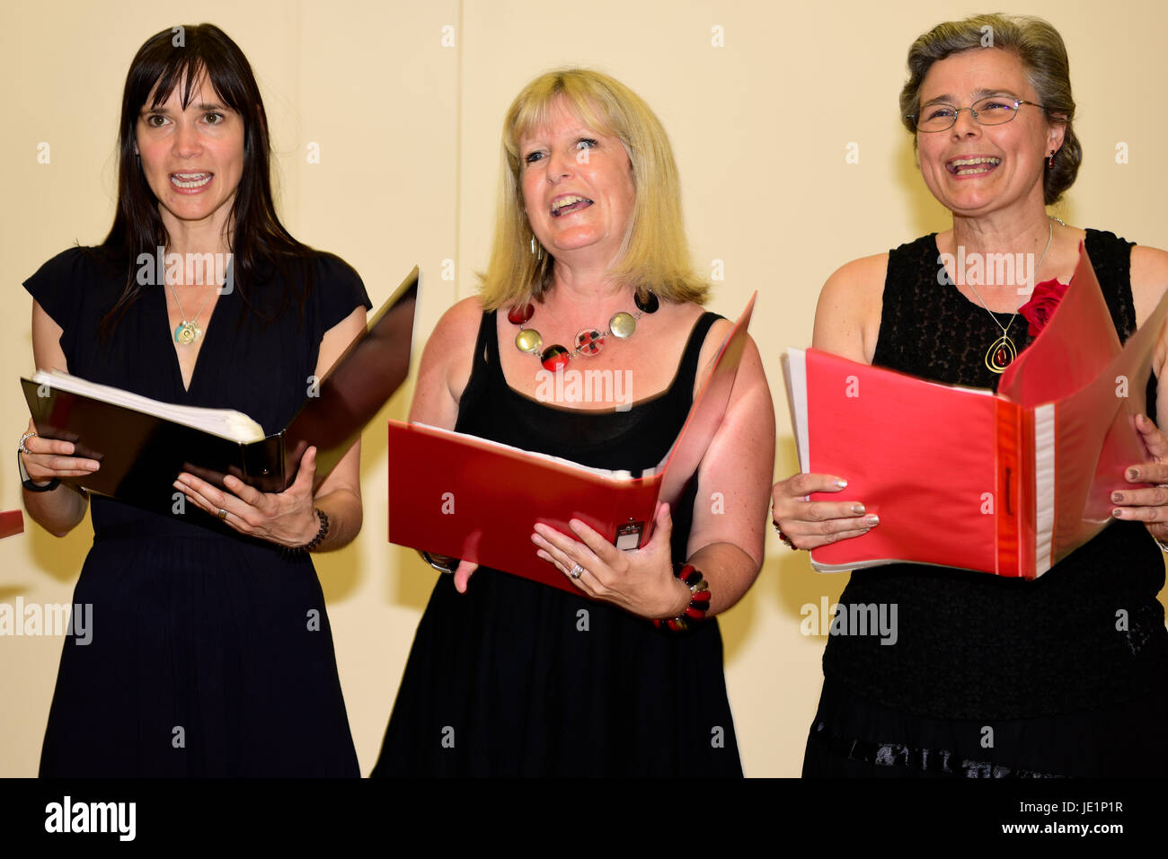 Les membres d'un chœur chantant lors d'une fête du village local, Lindford, Bordon, Hampshire, Royaume-Uni. 17.06.2017. Banque D'Images Les membres d'un chœur chantant lors d'une fête du village local, Lindford, Bordon, Hampshire, Royaume-Uni. 17.06.2017. Banque D'Images