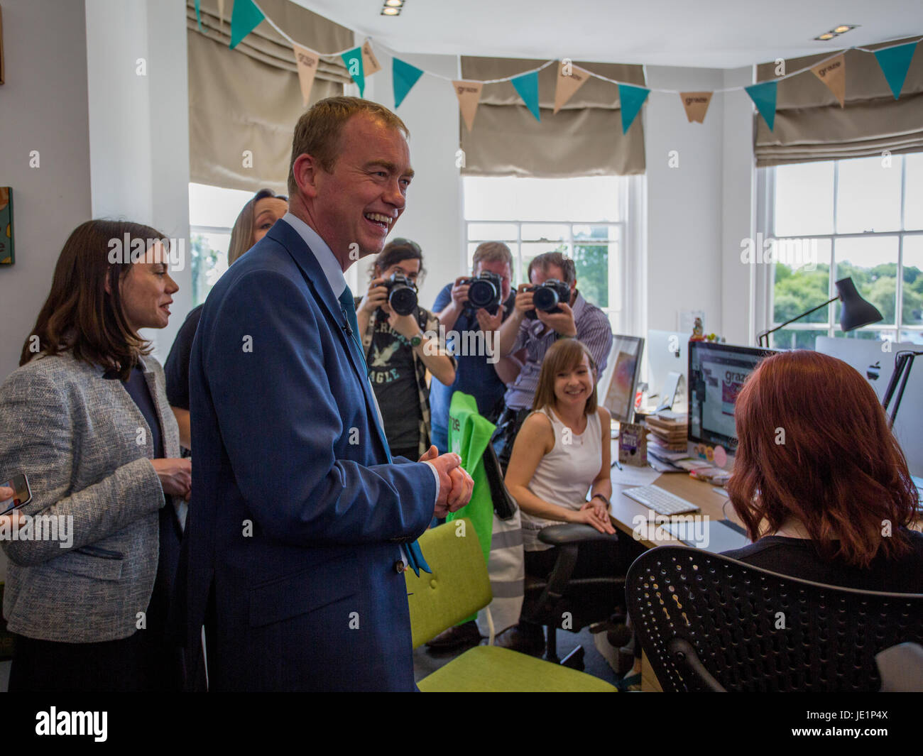 Les libéraux démocrates, Tim Farron et Vince Cable visiter le QG de brouter, l'une des 100 sociétés à croissance la plus rapide au Royaume-Uni, et également sur l'avenir 50 Liste des entreprises top tech. Avec : Sarah Olney, Tim Farron Où : London, Royaume-Uni Quand : 22 mai 2017 Credit : Wheatley/WENN Banque D'Images