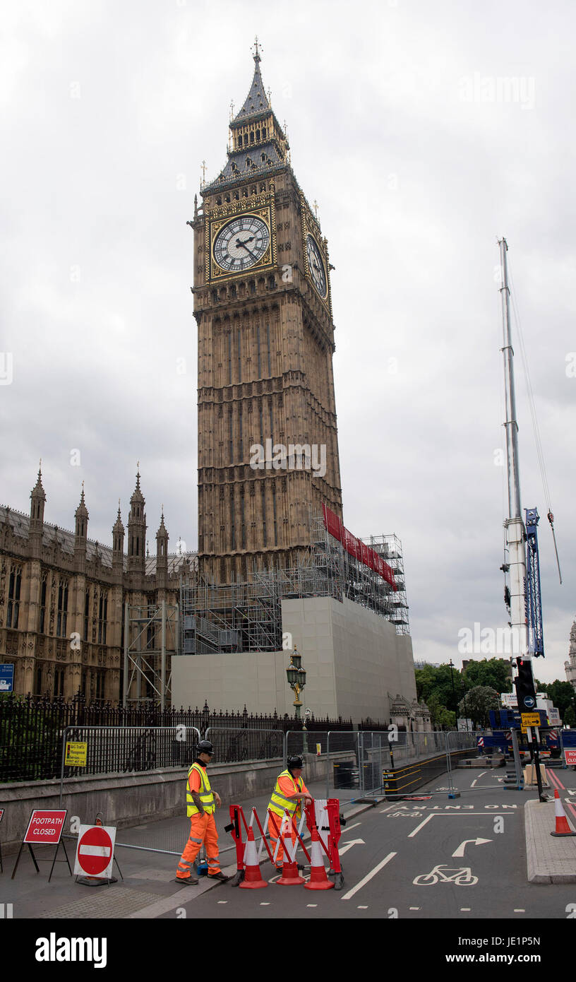 L'échafaudage est érigé à proximité de la tour Elizabeth au Palais de Westminster, Londres, dans le cadre des travaux de conservation sur le repère. Banque D'Images