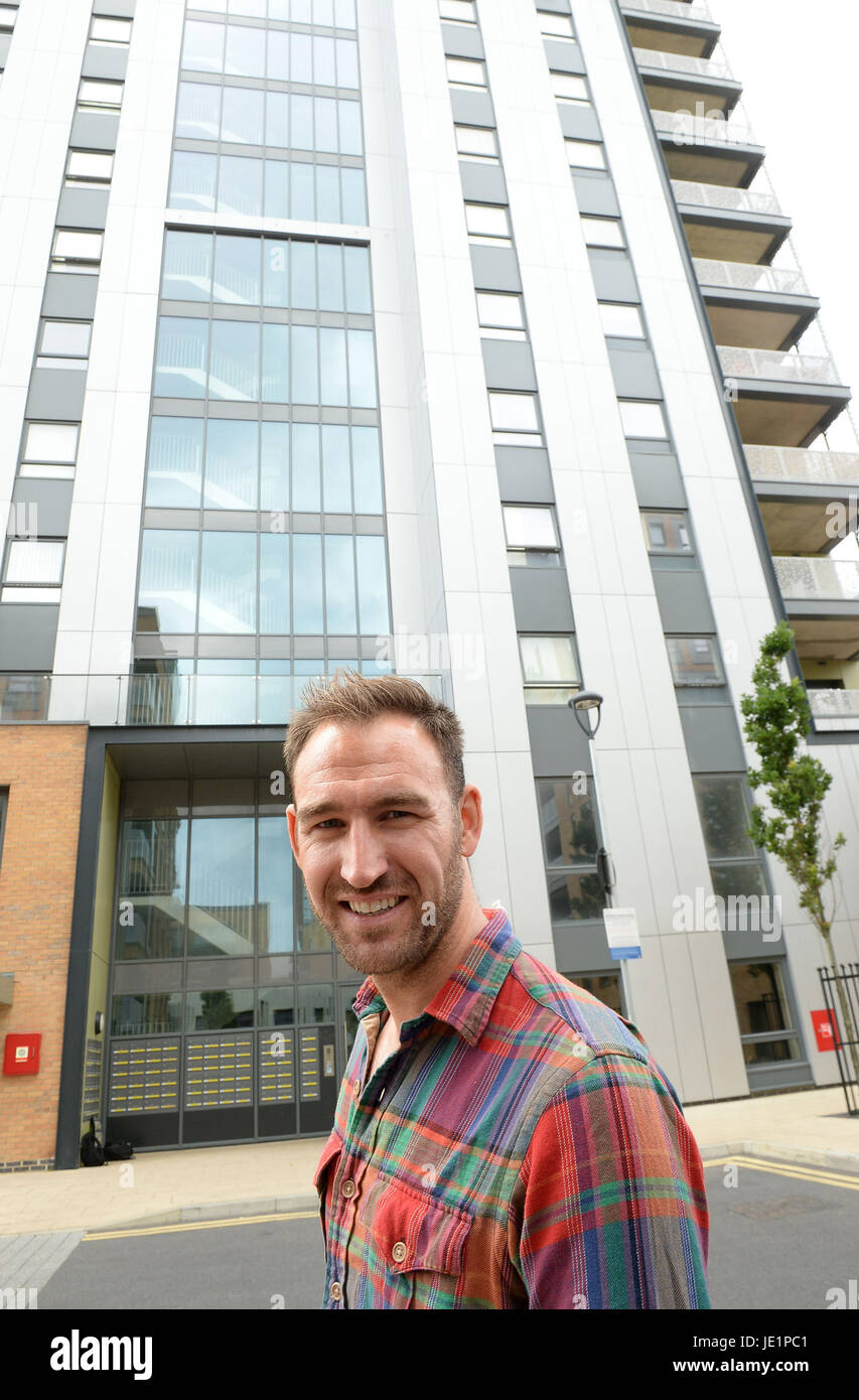Jack Williams, résident de l'eau appartements (arrière-plan) à Tottenham, au nord de Londres, où un examen est dirigé sur le revêtement après l'incendie de la tour de Grenfell, la semaine dernière. Banque D'Images
