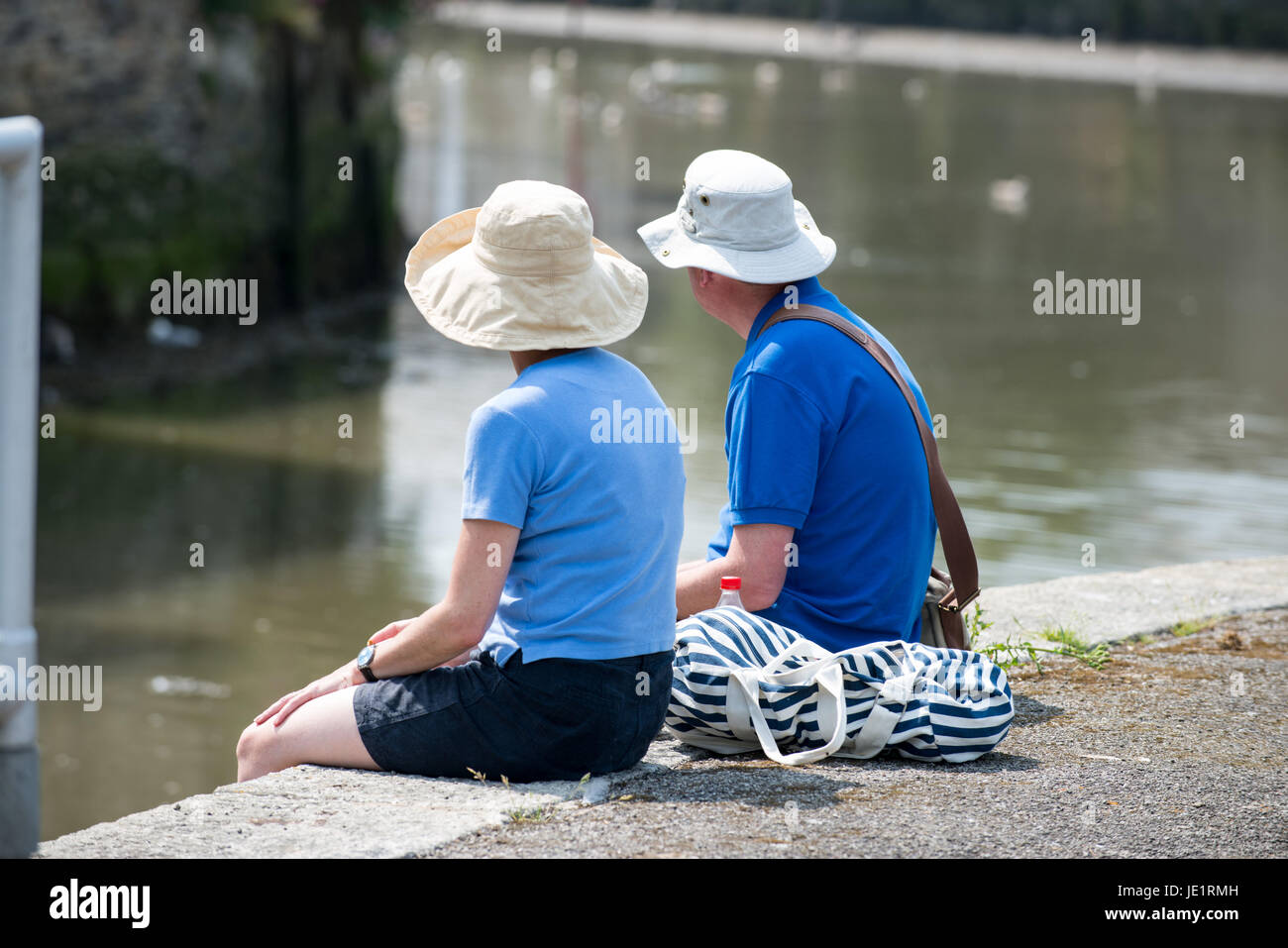 Par Guy Pic Newman. 18.07.2013. Couple assis sur la rive de la rivière, Truro Truro, Cornwall. Banque D'Images