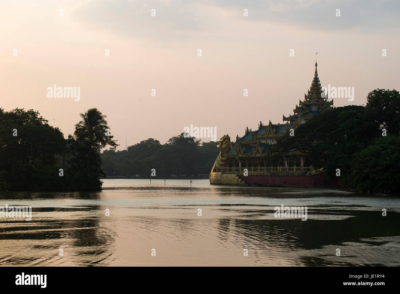 Ou Karaweik Karaweik Hall se trouve sur la rive est du Lac Kandawgyi, Yangon, Birmanie. Banque D'Images