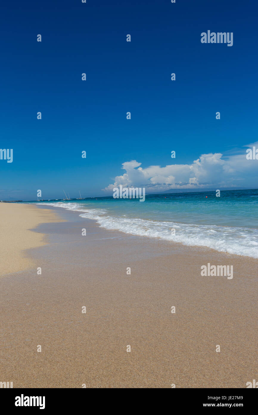 Einsamer Schöner Sandstrand in der Karibik mit weißem Sand und Himmel blauem wie im Paradies Banque D'Images
