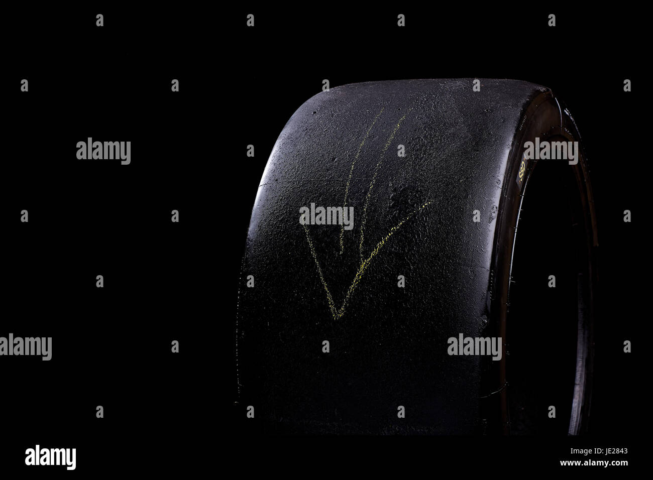 Les pneus de course avec la flèche de l'avant Banque D'Images