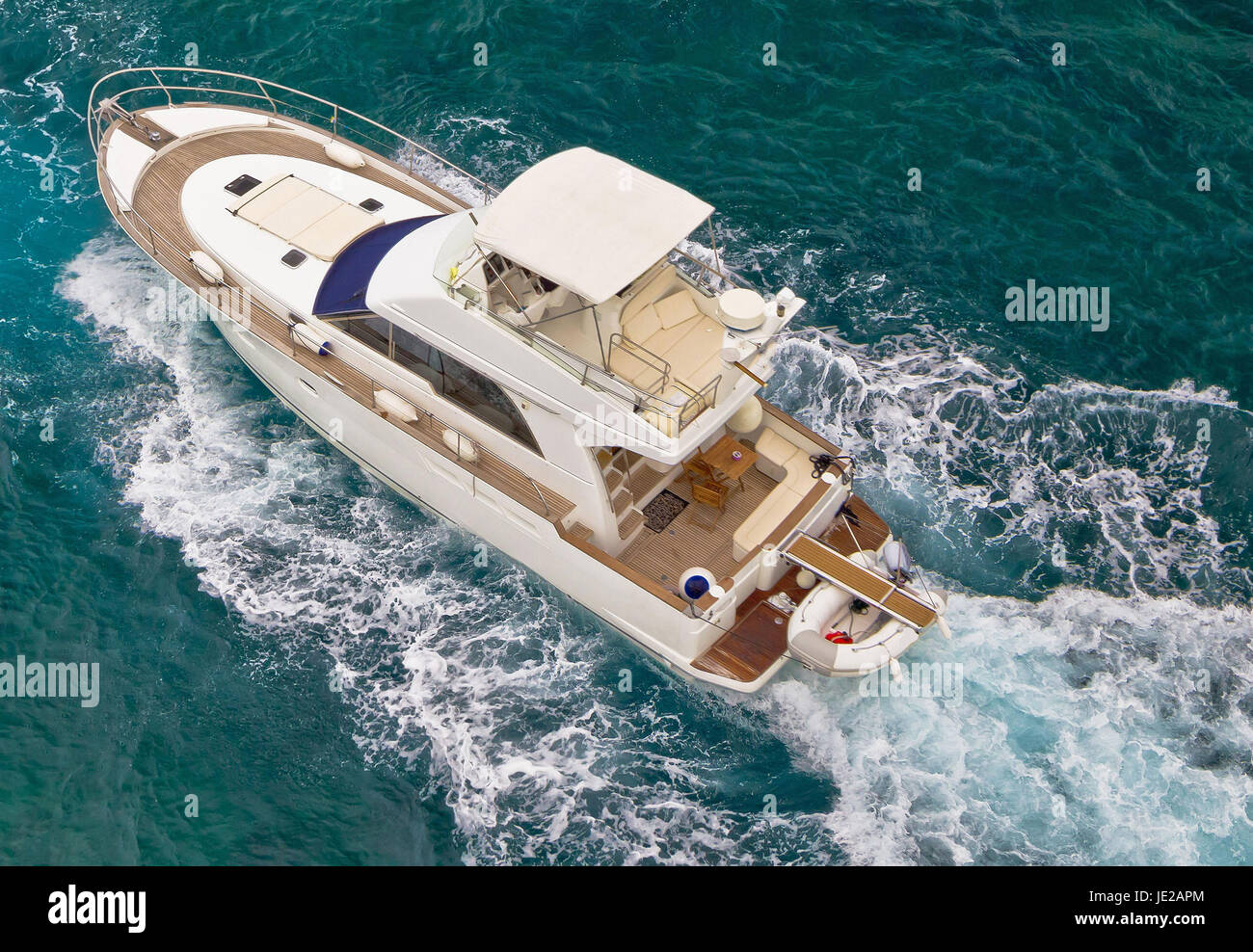 Yacht de voile sur le bleu de la mer vue aérienne Banque D'Images