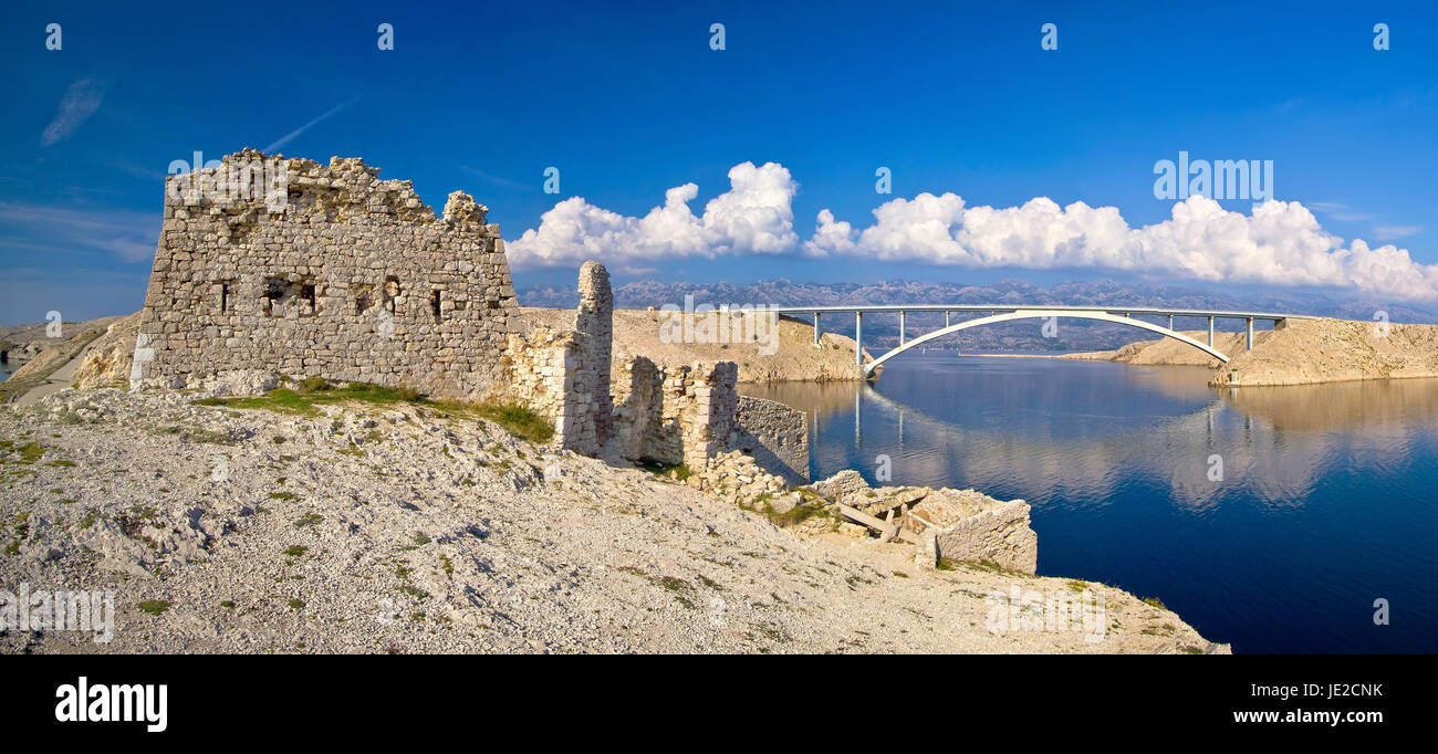 Île de Pag vieux pont et ruines du désert vue panoramique, Dalmatie, Croatie Banque D'Images