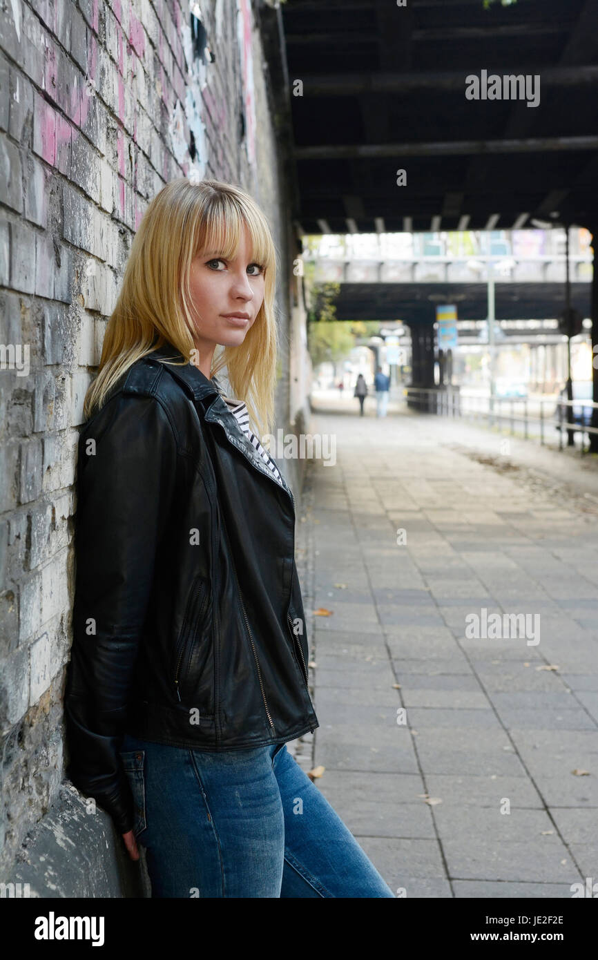 Junge Frau Teenager In Jeans Banque d'image et photos - Alamy