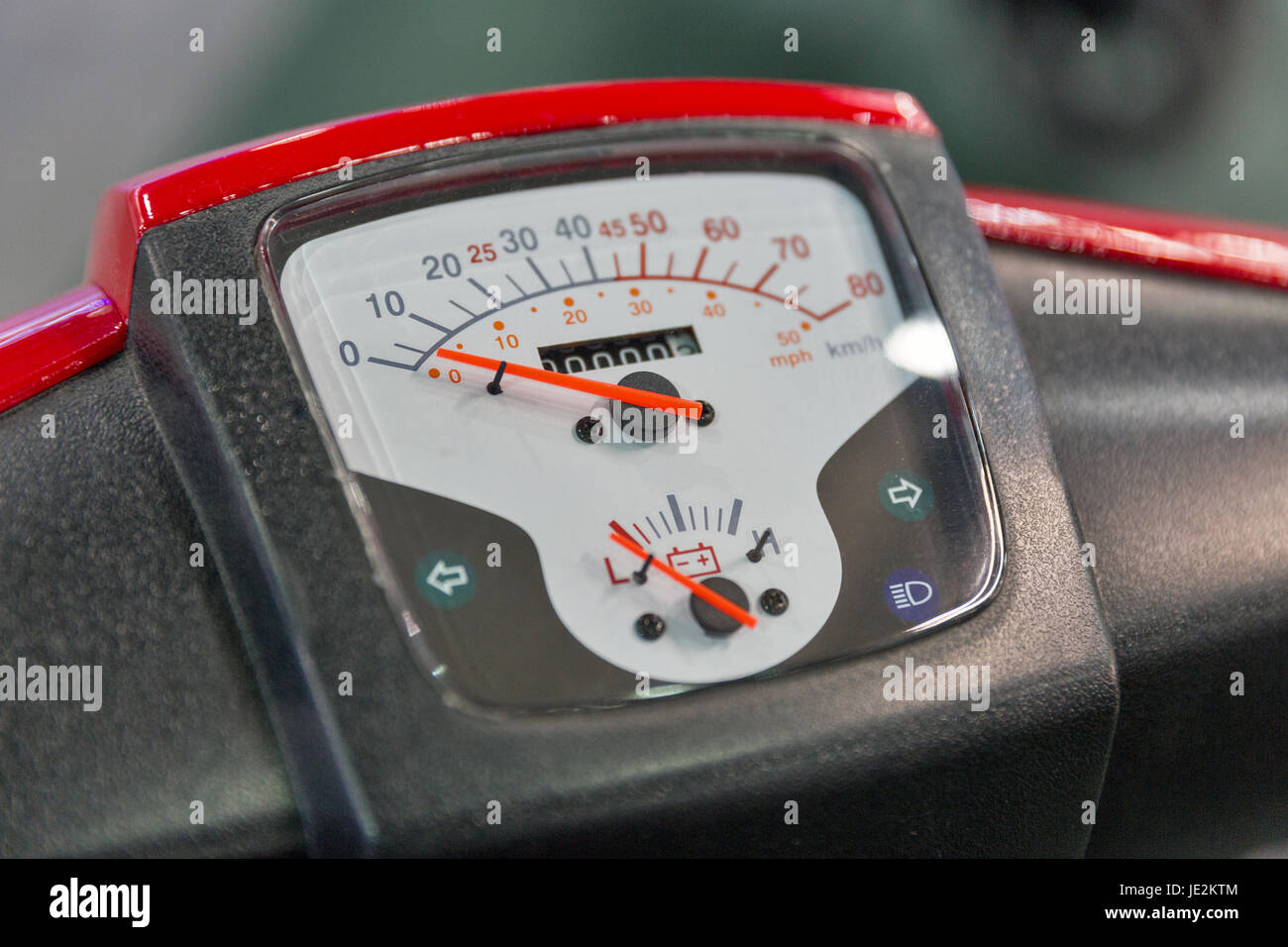 Tableau de bord avec compteur de vitesse sur le tableau de bord de moto électrique libre Banque D'Images