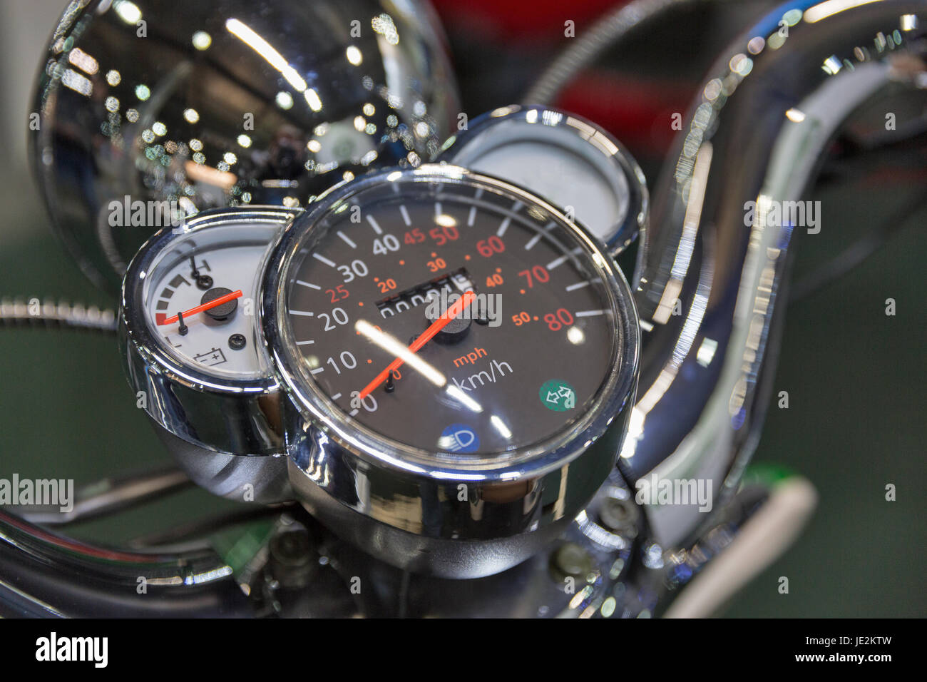 Tableau de bord avec compteur de vitesse sur le tableau de bord de moto électrique libre Banque D'Images