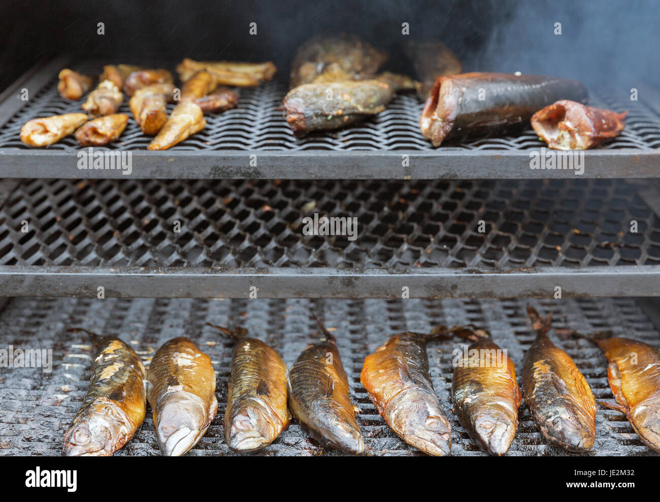 Le maquereau, le saumon fumé et ailes de poulet libre à l'extérieur dans le fumoir, l'alimentation de rue Banque D'Images