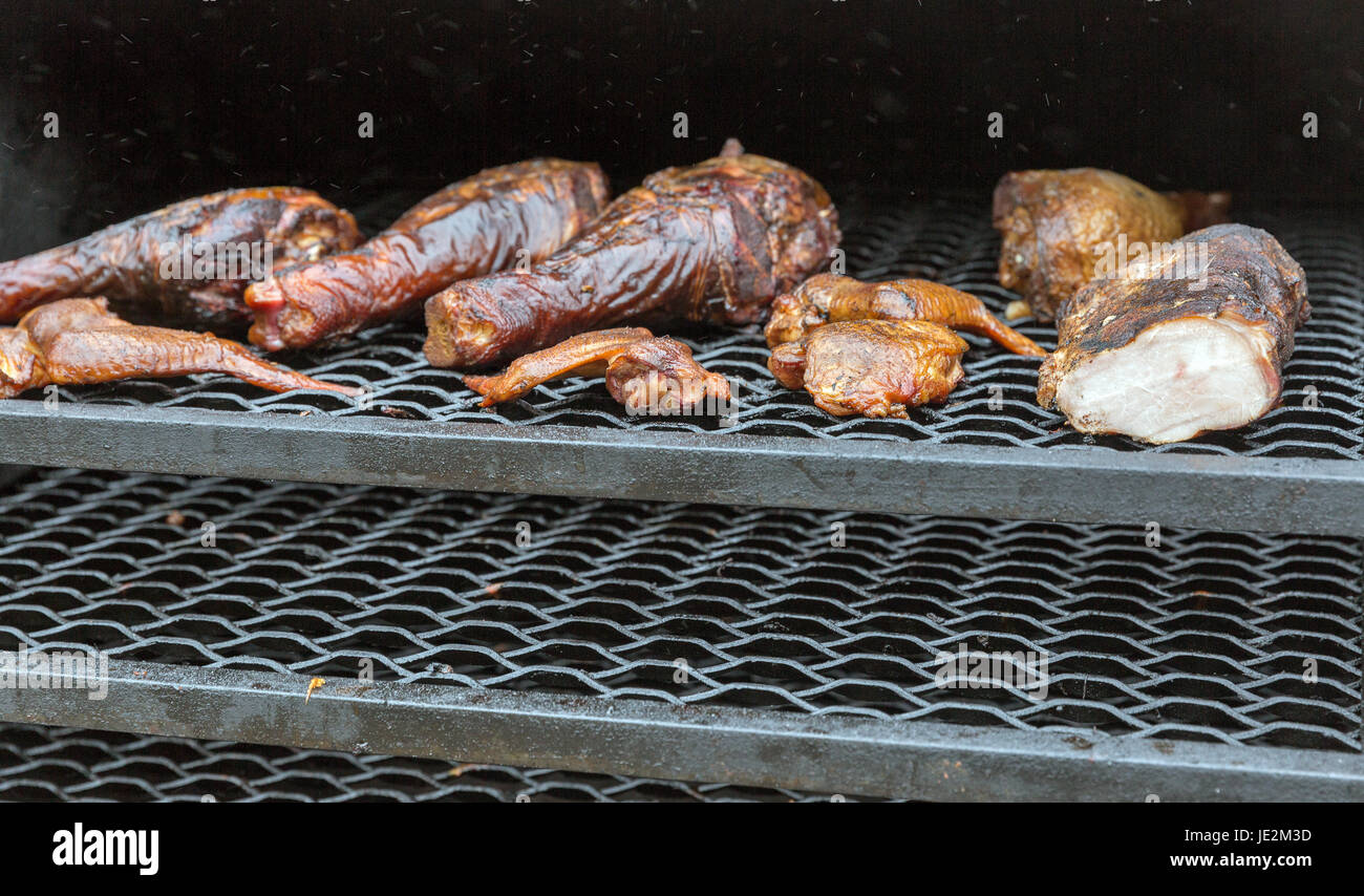 Les jambes de poulet et ailes de poulet libre à l'extérieur dans le fumoir, l'alimentation de rue Banque D'Images