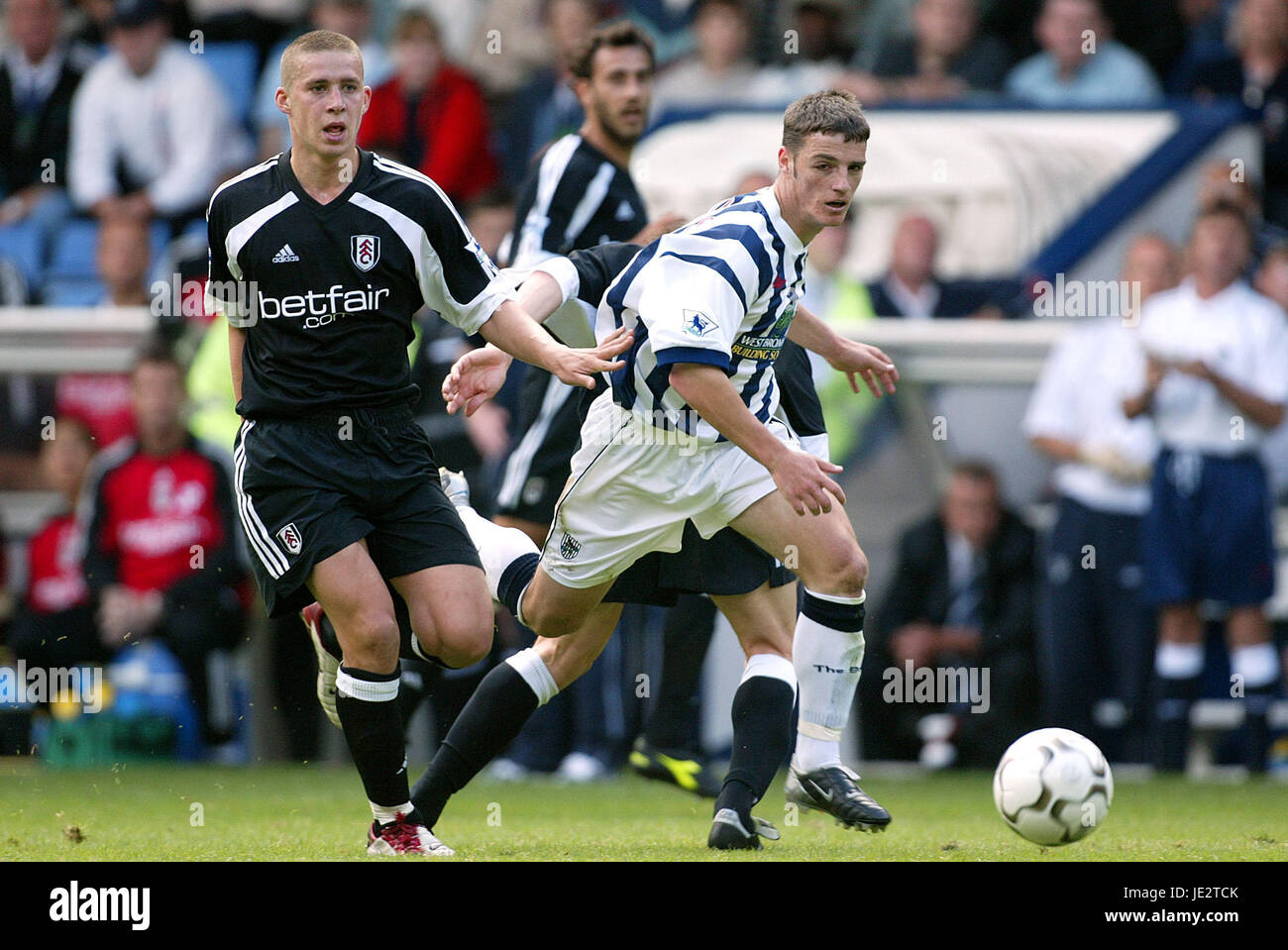 JASON KOUMAS & SEAN DAVIS, West Bromwich Albion V FULHAM THE HAWTHORNS WEST BROMICH 31 Août 2002 Banque D'Images