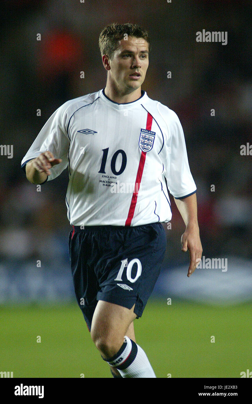 L'homme Occasionnel Enlève Sa Chemise Image stock - Image du vert, main