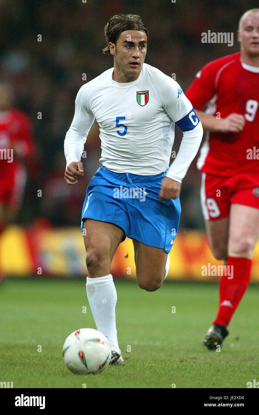 FABIO CANNAVARO l'Italie et l'INTER MILAN MILLENNIUM STADIUM Cardiff au Pays de Galles le 16 octobre 2002 Banque D'Images