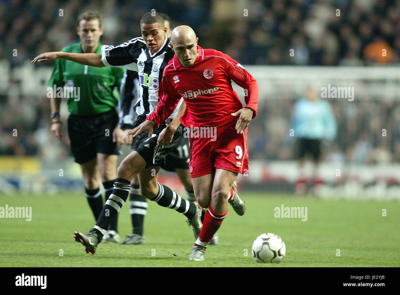 MASSIMO MACCARONE & STAND NEWCASTLE UTD V MIDDLESBROUGH ST JAMES PARK NEWCASTLE 04 Novembre 2002 Banque D'Images