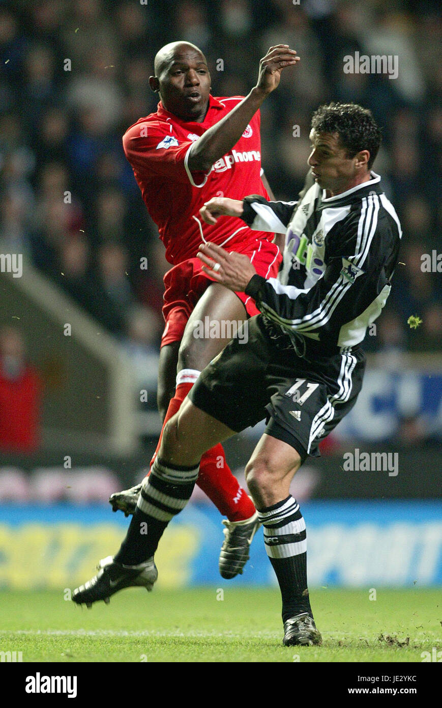 GEREMI & GARRY NEWCASTLE UTD MIDDLESBROUGH V VITESSE.ST JAMES PARK NEWCASTLE 04 Novembre 2002 Banque D'Images