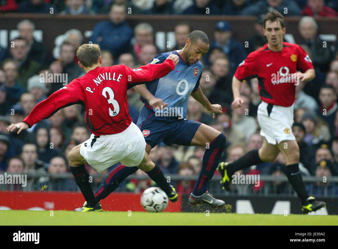 PHILIP NEVILLE & THIERRY HENRY MANCHESTER UTD V ARSENAL FC OLD TRAFFORD MANCESTER 06 Décembre 2002 Banque D'Images