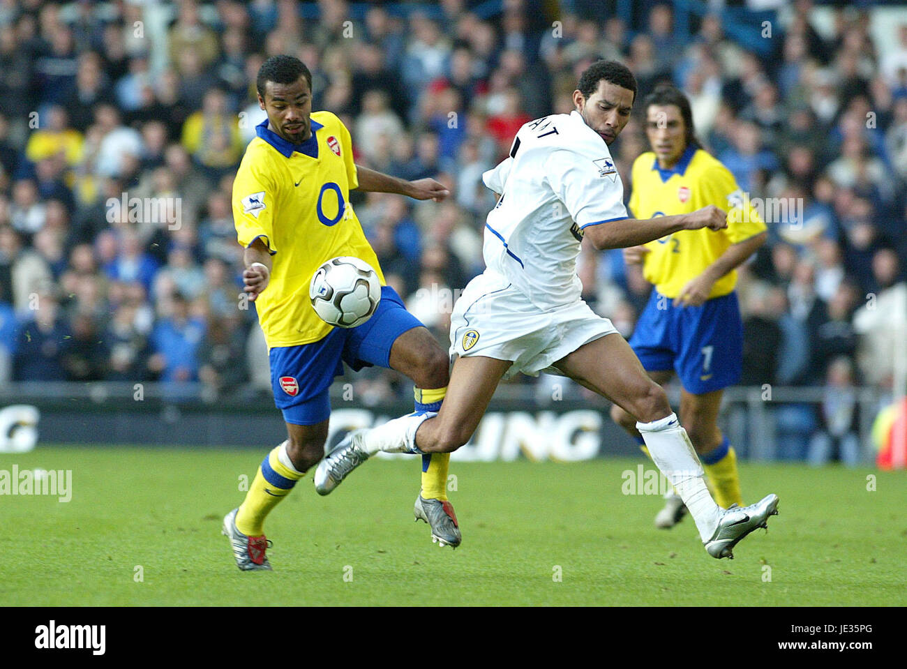 JERMAINE PENNANT & ASHLEY COLE LEEDS UNITED V ARSENAL FC ELLAND ROAD LEEDS ANGLETERRE 01 Novembre 2003 Banque D'Images