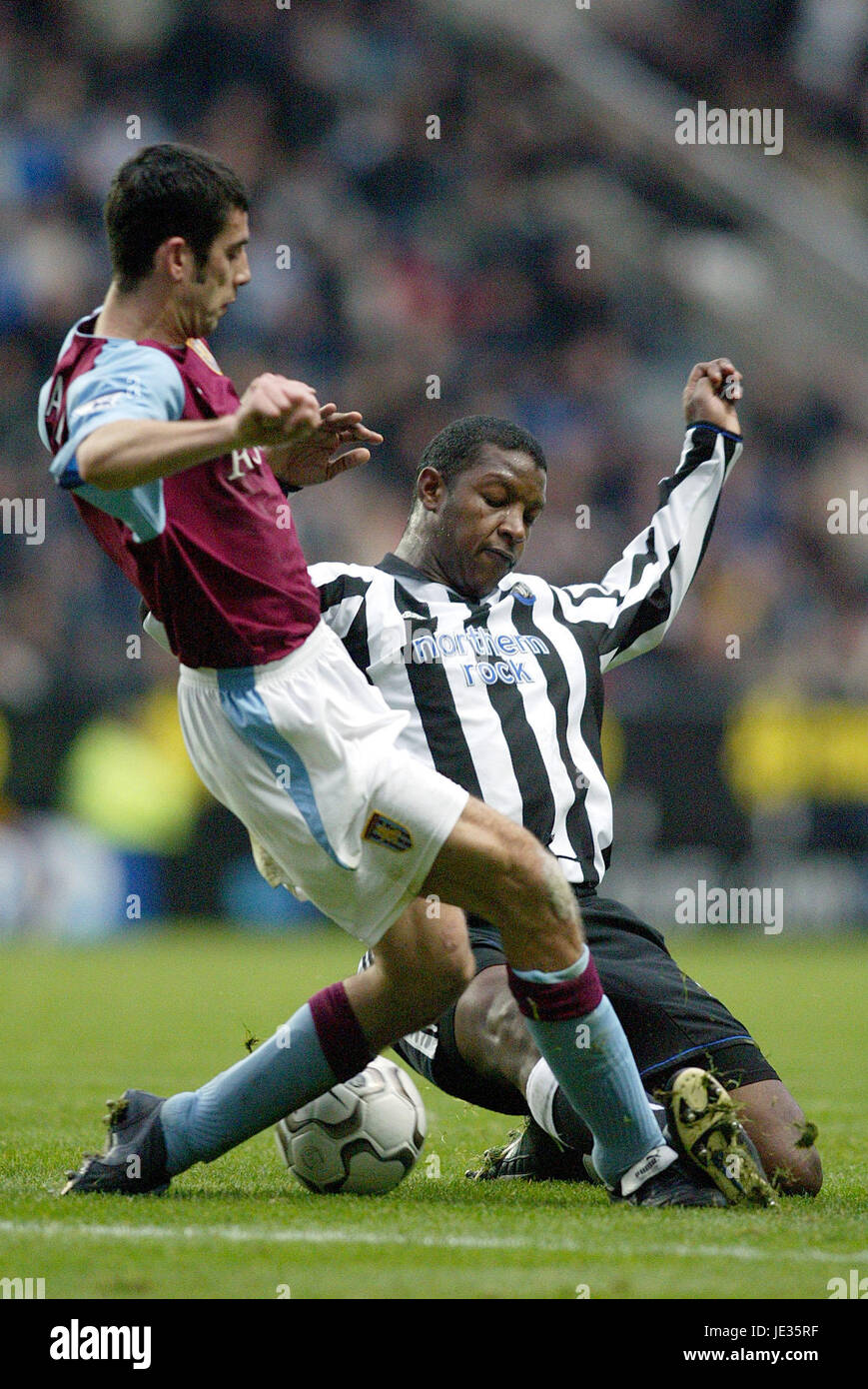 TITUS BRAMBLE & MARK DELANEY NEWCASTLE CONFIRME UNITED V ASTON VILLA ST JAMES PARK NEWCASTLE ANGLETERRE 01 Novembre 2003 Banque D'Images