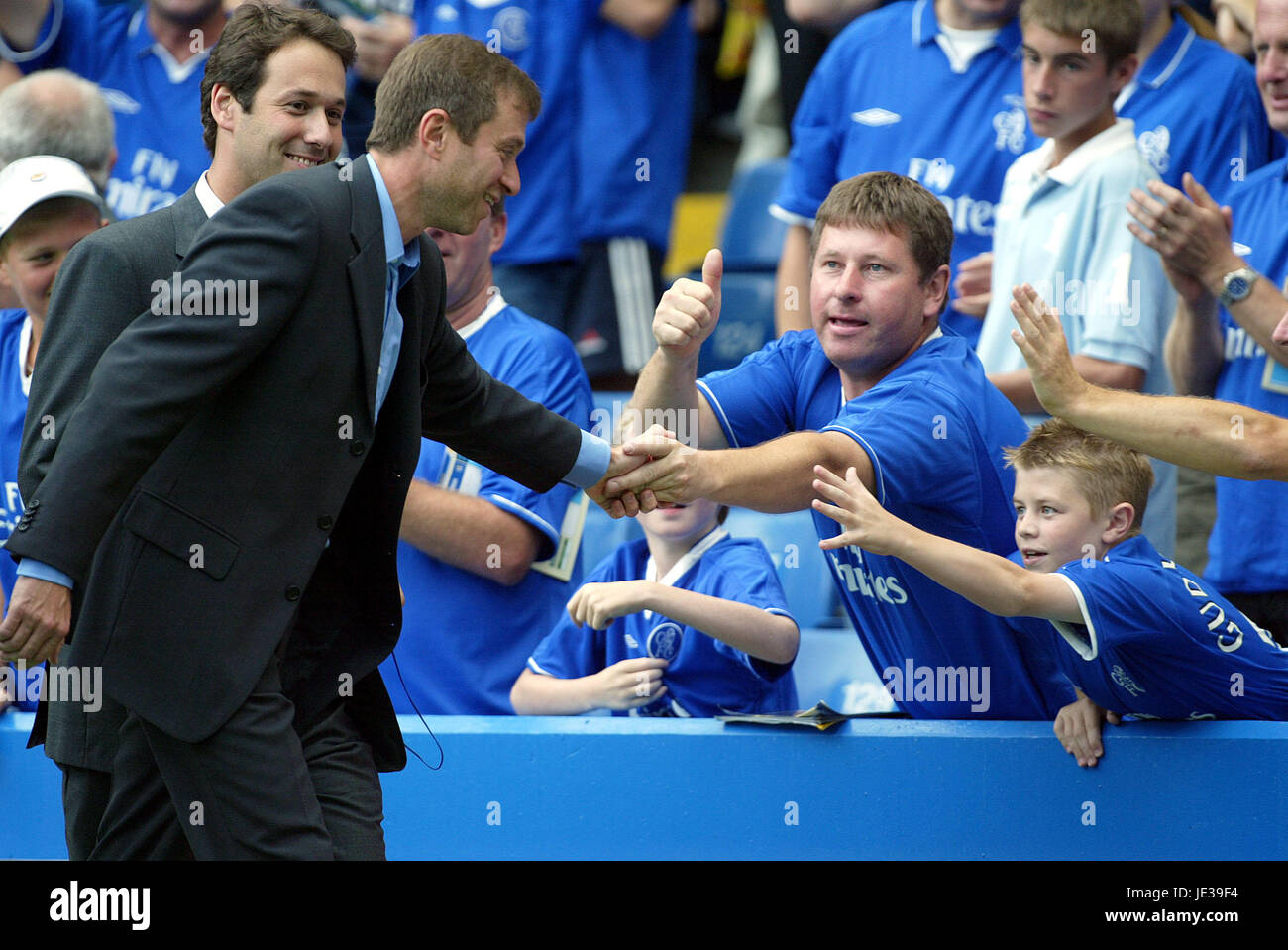 ROMAN ABRAMOVICH CHELSEA FANS ACCUEILLE V Leicester City FC Chelsea Stamford Bridge Londres Angleterre 23 Août 2003 Banque D'Images