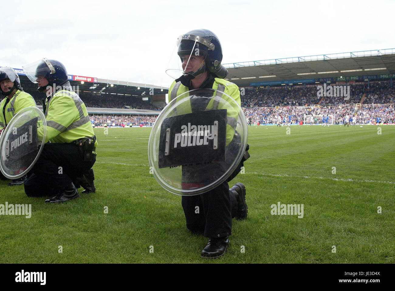 La police anti-émeute BIRMINGHAM CITY V WEST HAM UTD.ST ANDREWS BIRMINGHAM ENGLAND 10 Mai 2003 Banque D'Images